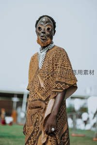 非洲传统面具与服饰的庄重肖像