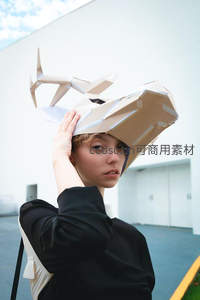 现代艺术装置下的时尚先锋造型