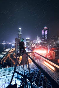 霓虹夜空下的城市极限探险者