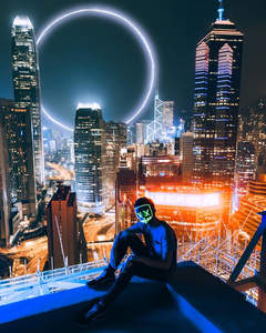 赛博朋克光环笼罩的都市夜行者