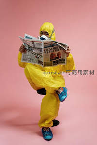 防护服中阅读新闻的人