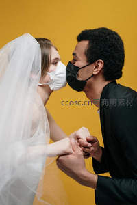戴口罩的新婚夫妇亲吻