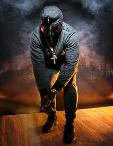 神秘人物戴红色护目镜在烟雾中俯身