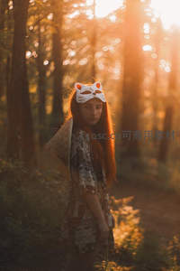 森林光影中的狐狸面具少女