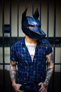 几何狼头面具与纹身青年