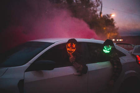 车内发光鬼脸面具与粉色烟雾