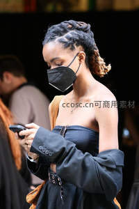 街头时尚女性专注手机屏幕