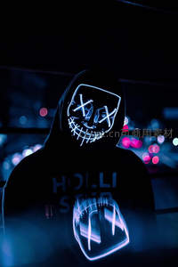 霓虹面具夜行者，城市光影中的神秘身影