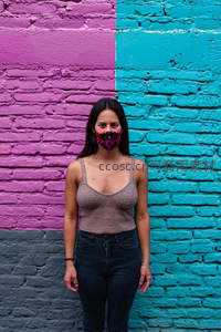 彩色砖墙前的时尚女性，口罩也挡不住个性