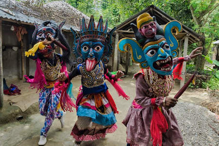 巴厘岛传统面具舞者激情表演