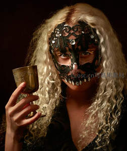 神秘黑蕾丝面具女子举杯