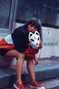 街头少女怀抱狐狸面具