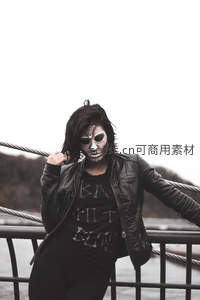骷髅妆女子桥上酷炫摆拍