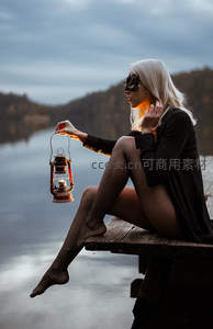 金发女郎湖畔持灯静思