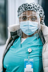 医护人员佩戴防护面罩特写