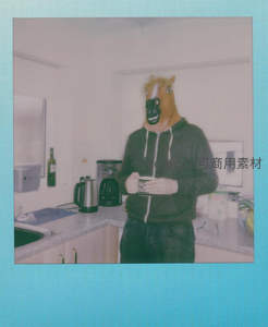 厨房里戴马头面具的人手持咖啡杯