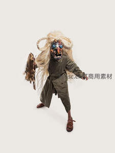 神秘部落面具舞者动感姿态