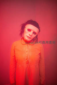 红色光影下的诡异面具人