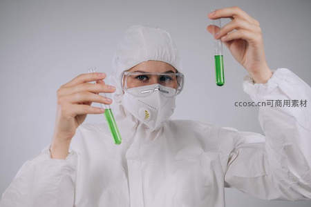 科学家身穿防护服观察试管液体