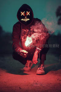霓虹面具少年手持烟花，夜色中绽放神秘光芒