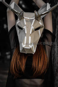 几何鹿头面具下的神秘红发女子