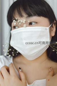 口罩少女与满天星花束的温柔瞬间