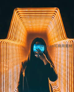 霓虹光影中戴科技眼镜的神秘身影