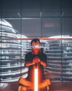 狐面少年持光剑坐于摩登窗前