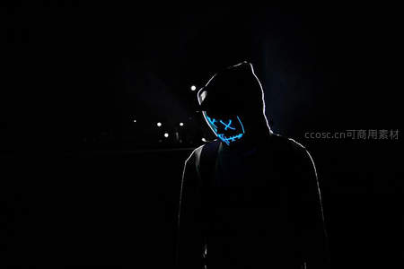 黑暗中蓝光面具剪影