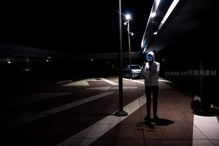 路灯下戴面具的街头身影