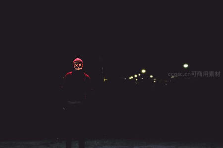 夜色中发光面具的神秘身影