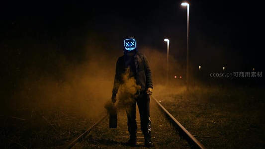 铁轨上的烟雾与蓝光面具