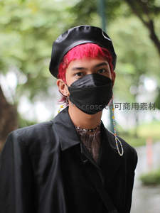粉发青年戴黑帽口罩街拍