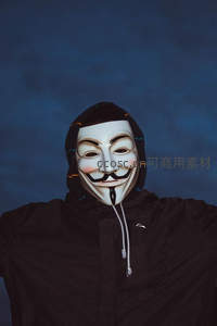 身穿黑衣佩戴V字仇杀队面具的人