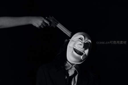 面具下的枪口，黑白世界的惊悚瞬间