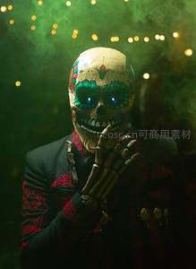 发光骷髅面具凝视前方，绿烟弥漫舞台