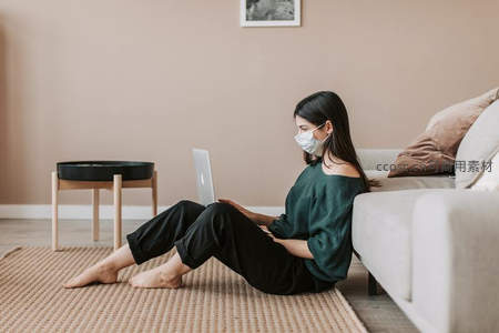 居家戴口罩使用笔记本电脑，安静专注