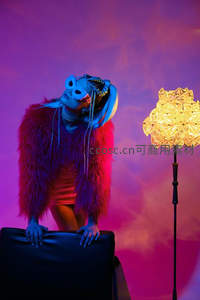 霓虹光影下戴面具的时尚模特