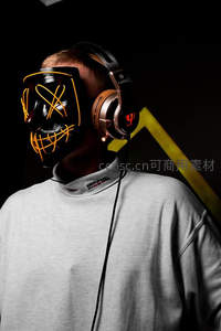 戴发光面具听音乐的青年男子