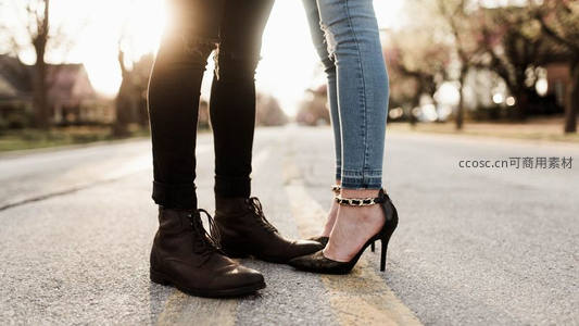 黄昏路上情侣的双脚特写