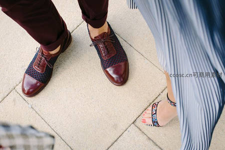 情侣鞋履特写，时尚与浪漫的足下风景