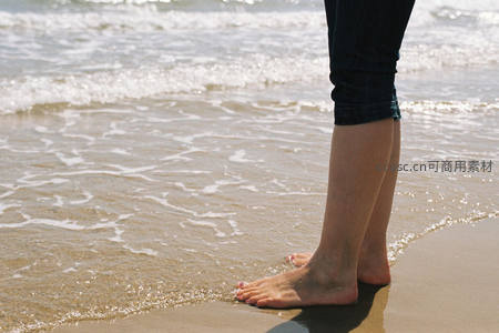 海边伫立，波光粼粼中的静谧足印