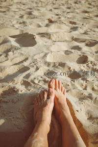 阳光沙滩上的赤足印记