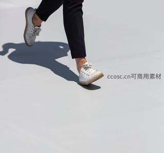 白色运动鞋踏步的动感瞬间