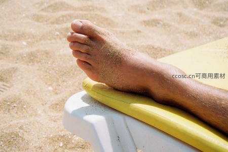 沙滩躺椅上的脚丫沾满细沙