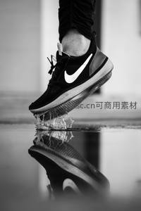 黑白运动鞋踏水瞬间，水花四溅倒影清晰