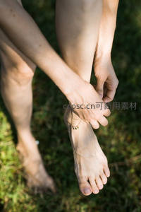 草地之上轻抚脚踝，金色脚链点缀自然之美