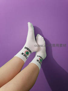 紫色背景下的个性标语袜