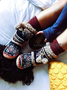 穿着毛绒拖鞋享受热饮的温馨时刻