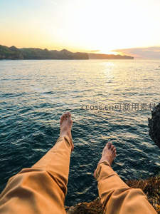 悬崖边赤足眺望日落海景